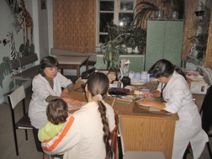Между больницей и храмом Между больницей и храмом
