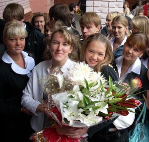 Преподаватель истории и обществознания саратовского лицея № 2 Татьяна Усова с учениками