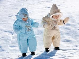 Универсальная одежда для ребенка на зимней прогулке
