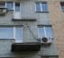В доме рухнули  сразу два балкона