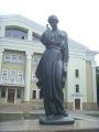 памятник девушке постоянно болтающей по телефону
