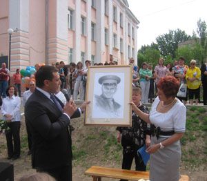 Министр подарил родной школе «Улыбку Гагарина» Министр подарил родной школе «Улыбку Гагарина»